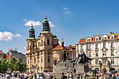 Die barocke St.-Nikolaus-Kirche und das Jan-Hus-Denkmal auf dem Platz Altstädter Ring, Prag, Tschechische Republik