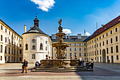 Der Zweite Burghof mit Kohl-Brunnen und Heilig-Kreuz-Kapelle in der Prager Burg, Burgviertel Hradschin, Prag, Tschechische Republik