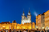 Die Teynkirche auf dem Platz Altstädter Ring in der Abenddämmerung, Prag, Tschechische Republik
