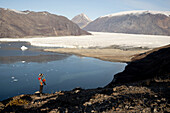 Wanderer vor Gletscherzunge, Bucht, Terrassepynt, Grönland, Nordpolarkreis, Nordeuropa, Europa