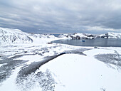 Luftaufnahme der Caldera mit Expeditionskreuzfahrtschiff Ocean Albatros (Albatros Expeditions), Whalers Bay, Deception Island, Südliche Shetlandinseln, Südamerika, Antarktis