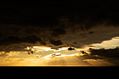 Sonnenuntergang und dichte Wolkendecke in der Drake Passage, zwischen Antarktischer Halbinsel und der Südspitze Südamerikas, Antarktis, Südpolarkreis