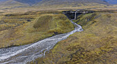 Luftaufnahme von Wasserfall und Fluss, Ekmanfjord,  Spitzbergen, Nordpolarkreis, Arktis, Nordeuropa, Europa