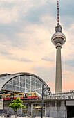 Fernsehturm und S-Bahn am Bahnhof Alexanderplatz, Berlin, Deutschland