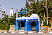 Eis- und Süßwarengeschäft Zgougou mit blauer Holztür und farbigem Fliesenschmuck am Eingang zur Medina in Sidi Bou Said, Tunesien