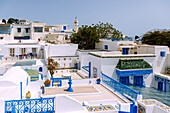 Dachterrasse des Palast Dar el-Annabi mit buntem Fliesenschmuck, blauen Fenstergittern und Ausblick auf die weißen Kubenhäuser in der (Medina) Altstadt von Sidi Bou Said, Tunesien