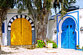 reich verzierte gelbe und blaue Holztür beim Leuchtturm in der (Medina) Altstadt von Sidi Bou Said, Tunesien