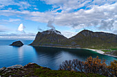 Norwegen, Lofoten, Insel Flakstadøya, Herbst, Meer, Berglandschaft, Haukland Beach, Ausblick vom Berg Holandsmelen