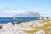 Norwegen, Insel Værøy, Herbst, Strand, Meer, Blick auf die Lofoten