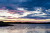Schweden, Gullspång, Vänern See, Sonnenuntergang, Abendrot, Schilfrohr, See mit Landschaft