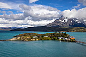  View over Lake Pehoe with the Pehoe Lodge on an island in the Torres del Paine National Park, Torres del Paine, Magallanes y de la Antartica Chilena, Patagonia, Chile, South America 