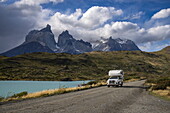  Four-wheel drive pickup truck with caravan on the road along Lago Nordernskjöld in the Torres del Paine National Park, Torres del Paine, Magallanes y de la Antartica Chilena, Patagonia, Chile, South America 