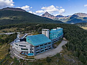 Luftaufnahme des Arakur Hotel & Spa Resort mit Whirlpool-Außenpool, Ushuaia, Feuerland, Patagonien, Argentinien, Südamerika