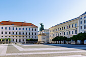 Wittelsbacher Platz mit Reiterdenkmal Maximilian Kurfürst von Bayern in München, Bayern, Deutschland