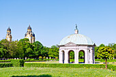 Hofgarten mit Dianatempel und Blick auf Theatinerkirche St. Kajetan im frischen Frühlingsgrün, München, Bayern, Deutschland