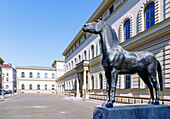 Bayerisches Hauptstaatsarchiv München mit Kavallerie-Denkmal (der Deutschen Kavallerie zum Gedenken) von Bernhard Bleeker an der Ludwigstraße in München, Bayern, Deutschland