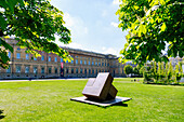 Nordfassade Alte Pinakothek mit Skulptur "Zueinander" von Alf Lechner und blühenden Kastanienbäumen in München, Bayern, Deutschland