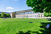 Südfassade Alte Pinakothek mit  blühenden Kastanienbäumen in München, Bayern, Deutschland
