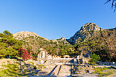 Römisches Nymphäum (Temple des Eaux, Nymphentempel) am Berg Djebel Zaghouan im Abendlicht, in Zaghouan, Tunesien