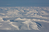 Luftbild von einer verschneiten Berglandschaft auf Spitzbergen mit Gletschern, Svalbard, Norwegen