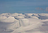 Luftbild von einer verschneiten Berglandschaft auf Spitzbergen mit Gletschern, Svalbard, Norwegen