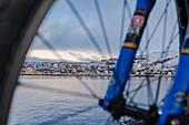 Norwegen, Hammerfest, Blick auf Stadt, Fahrrad