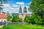  The Mariahilf pilgrimage church in Passau with its monastery rises on a hill above the Innstadt near the border with Austria. 