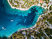 Topdown Drohnenaufnahme einer Bucht in Kroatien