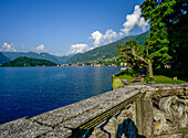 Blick von einem Aussichtspunkt am Greenway del Lago di Como über den See, auf Lenno und die Berge, Lenno, Comer See, Lombardei, Italien