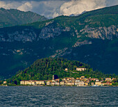 Blick zur Halbinsel und den Bergen im Abendlicht, Bellagio, Comer See, Lombardei, Italien