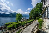 Blick von einer Terrasse der Villa Carlotta auf den Park, den See und die Berge, Tremezzzina, Comer See, Italien