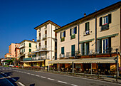  Restaurants and cafes on the lakeside road of Tremezzo, with the Bazzoni tourist hotel in the background, Tremezzina, Lake Como, Italy 