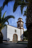 Kirche "Iglesia de Nuestra Señora de Antigua" eingerahmt von Palmen, Fuerteventura, Kanarische Inseln, Spanien, Europa