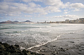 Blick über Playa de Las Canteras zur Peninsula (Halbinsel) de La Isleta, Hauptstadt Las Palmas de Gran Canaria, Kanarische Inseln, Spanien, Europa
