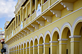 Rundbögen des historischen Krankenhauses "Hospital San José" am Playa Las Canteras, Hauptstadt Las Palmas de Gran Canaria, Kanarische Inseln, Spanien, Europa