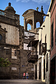 zwei Frauen gehen durch die engen Gassen bei der Kathedrale "Santa Ana Catedral de Canarias" in Altstadt "Vegueta" von Las Palmas de Gran Canaria, Kanarische Inseln, Spanien, Europa