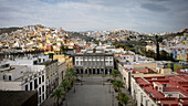 Blick vom Kirchturm der Kathedrale "Santa Ana Catedral de Canarias" auf den Plaza Mayor de Santa Ana und die umgebenden bunten Häuser, Altstadt "Vegueta" von Hauptstadt Las Palmas de Gran Canaria, Kanarische Inseln, Spanien, Europa