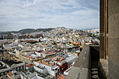 Blick vom Kirchturm der Kathedrale "Santa Ana Catedral de Canarias" auf bunte Häuser auf Hügeln, Altstadt "Vegueta" von Hauptstadt Las Palmas de Gran Canaria, Kanarische Inseln, Spanien, Europa