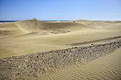  Tourists walk on sand dunes of Maspalomas, Gran Canaria, Canary Islands, Spain, Europe 