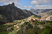  Picturesquely situated beautiful town of Tejeda with the rock formation &quot;Roque Bentayga&quot;, Gran Canaria, Canary Islands, Spain, Europe 