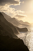 die raue Brandung des Meeres trifft auf die Küste am Playa de Guayedra, Agaete, Gran Canaria, Kanarische Inseln, Spanien, Europa, Atlantischer Ozean