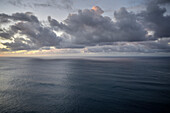 Blick nach Westen auf den offenen Ozean am Playa de Guayedra, Agaete, Gran Canaria, Kanarische Inseln, Spanien, Europa, Atlantischer Ozean