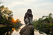 Götterfigur an der südlichen Zufahrtsstraße im Sonnenuntergang, Angkor Thom Tempel, Angkor, Siem Reap, Kambodscha, Südostasien