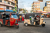 Tuktuks Taxis in der MainStreet und Dam Street Kreisverkehr, Pettah Viertel, Colombo, Sri Lanka, Indischer Subkontinent, Südasien
