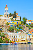  Bunte Häuser und Evangelismos-Kirche in der Harani-Bucht, Gialos, Insel Symi, Dodekanes, Griechenland 