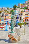  Denkmal für den legendären griechischen Schwammtaucher Stathis Hatzis am Hafen von Gialos, Insel Symi, Dodekanes, Griechenland 
