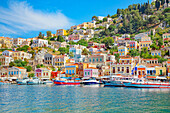 Blick auf den Hafen von Gialos, Gialos, Insel Symi, Dodekanes, Griechenland 