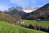 Blick zur Kirche St. Johann und zur Geisler Gruppe, bei Sonnenuntergang, im Villnößtal, Dolomiten, Trentino-Südtirol, Italien