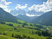 Landschaft bei St. Magdalena mit Geislergruppe, im Villnößtal, Dolomiten, Trentino-Südtirol, Italien