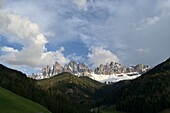 Sonnenuntergang über der Geislergruppe, im Villnößtal, Dolomiten, Trentino-Südtirol, Italien
